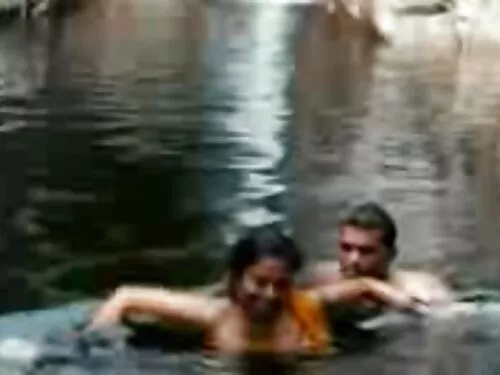 ஒரு இளம் பெண் முதல்  ...