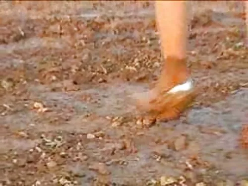 தனியா ஒரு சன்னி லியோ ...