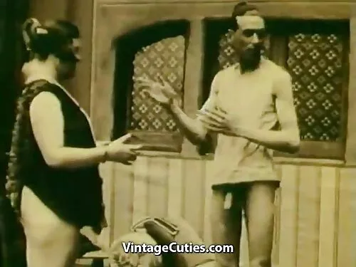 சிறிய மார்பகங்களுடன் ...